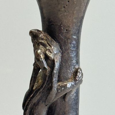 A pair of Japanese bronze 'Chilong' garlic-mouth vases and a bronze vase with handles — 照片 27