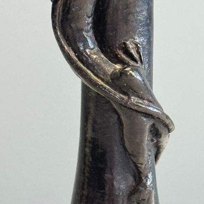 A pair of Japanese bronze 'Chilong' garlic-mouth vases and a bronze vase with handles — 照片 28