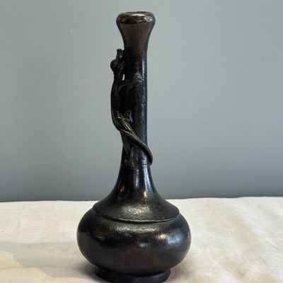 A pair of Japanese bronze 'Chilong' garlic-mouth vases and a bronze vase with handles — 照片 29