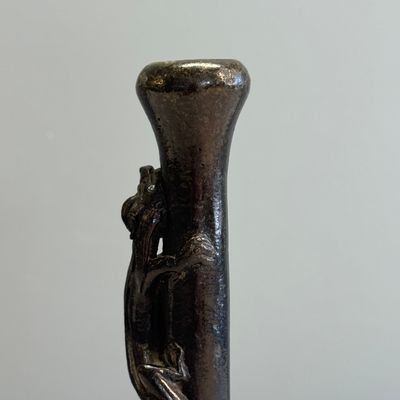 A pair of Japanese bronze 'Chilong' garlic-mouth vases and a bronze vase with handles — 照片 30