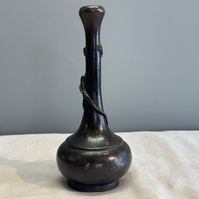 A pair of Japanese bronze 'Chilong' garlic-mouth vases and a bronze vase with handles — 照片 32