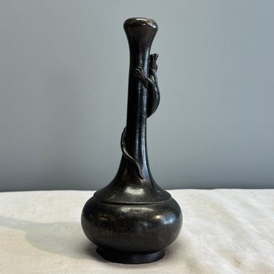 A pair of Japanese bronze 'Chilong' garlic-mouth vases and a bronze vase with handles — 照片 33