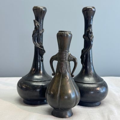 A pair of Japanese bronze 'Chilong' garlic-mouth vases and a bronze vase with handles — 照片 1