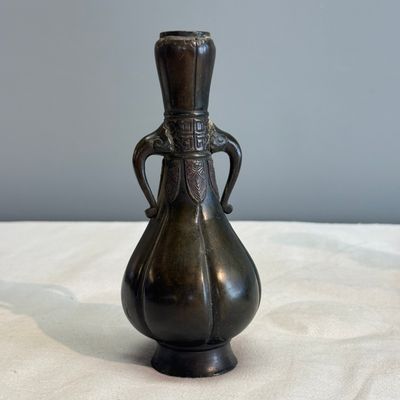 A pair of Japanese bronze 'Chilong' garlic-mouth vases and a bronze vase with handles — 照片 2