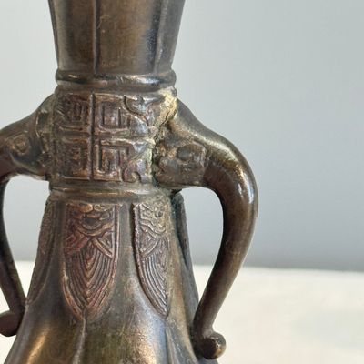 A pair of Japanese bronze 'Chilong' garlic-mouth vases and a bronze vase with handles — 照片 3