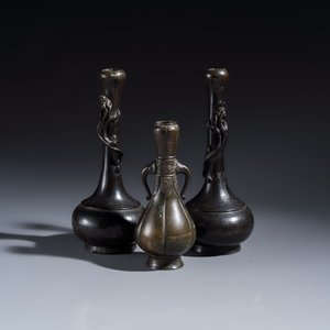 A pair of Japanese bronze 'Chilong' garlic-mouth vases and a bronze vase with handles — 照片 1