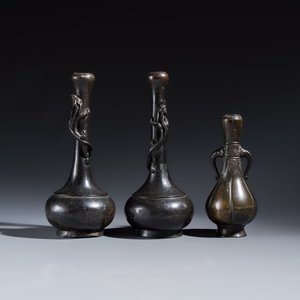 A pair of Japanese bronze 'Chilong' garlic-mouth vases and a bronze vase with handles — 照片 2
