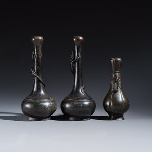 A pair of Japanese bronze 'Chilong' garlic-mouth vases and a bronze vase with handles — 照片 3