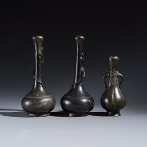 A pair of Japanese bronze 'Chilong' garlic-mouth vases and a bronze vase with handles — 照片 4