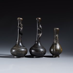 A pair of Japanese bronze 'Chilong' garlic-mouth vases and a bronze vase with handles — 照片 5