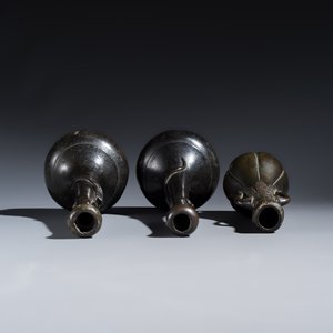 A pair of Japanese bronze 'Chilong' garlic-mouth vases and a bronze vase with handles — 照片 6