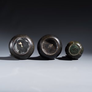 A pair of Japanese bronze 'Chilong' garlic-mouth vases and a bronze vase with handles — 照片 7