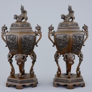 A pair of Japanese bronze incense burners on stand, 19th C. — photo 3