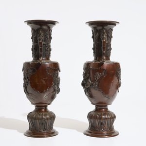 A pair of Japanese bronze relief-decorated vases, Meiji, 19th C. — photo 4