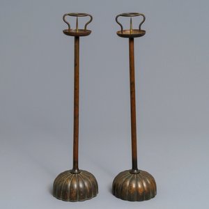 A pair of Japanese bronze shokudai candlesticks and a smaller example, Meiji/Showa, 19/20th C. — photo 2