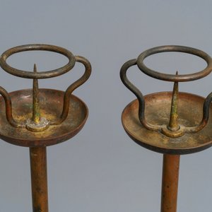 A pair of Japanese bronze shokudai candlesticks and a smaller example, Meiji/Showa, 19/20th C. — photo 3