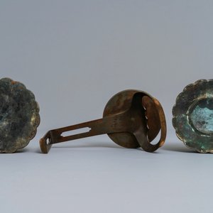 A pair of Japanese bronze shokudai candlesticks and a smaller example, Meiji/Showa, 19/20th C. — photo 6