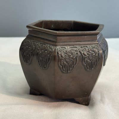 A pair of Japanese bronze vases and a censer — photo 5