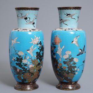 A pair of Japanese cloisonné vases with birds and flowers, Meiji, 19th C. — 照片 1