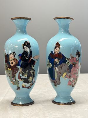 A pair of Japanese cloisonné vases with figural design — photo 1