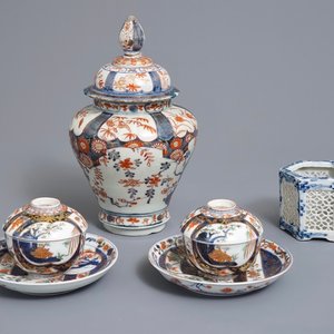 A pair of Japanese covered bowls on stands, a covered vase and a reticulated incense burner, Edo/Meiji, 18/19th C. — photo 1