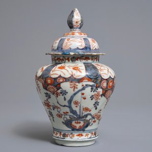 A pair of Japanese covered bowls on stands, a covered vase and a reticulated incense burner, Edo/Meiji, 18/19th C. — photo 13