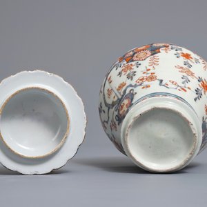 A pair of Japanese covered bowls on stands, a covered vase and a reticulated incense burner, Edo/Meiji, 18/19th C. — photo 15