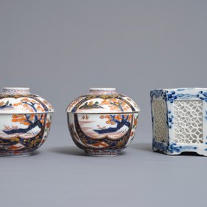 A pair of Japanese covered bowls on stands, a covered vase and a reticulated incense burner, Edo/Meiji, 18/19th C. — photo 6