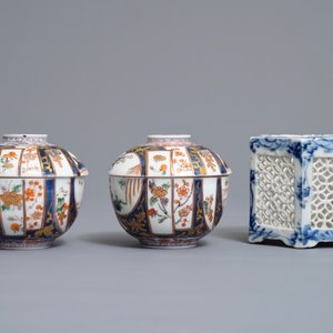 A pair of Japanese covered bowls on stands, a covered vase and a reticulated incense burner, Edo/Meiji, 18/19th C. — photo 7