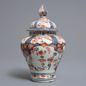 A pair of Japanese covered bowls on stands, a covered vase and a reticulated incense burner, Edo/Meiji, 18/19th C. — photo 10