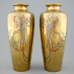 A pair of Japanese engraved gilt bronze vases with roosters, signed, Meiji, 19/20th C. — photo 1