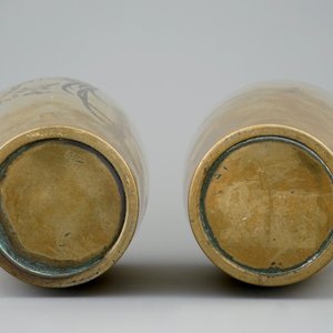 A pair of Japanese engraved gilt bronze vases with roosters, signed, Meiji, 19/20th C. — photo 2