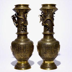 A pair of Japanese gilt brass vases with applied dragons, Meiji/Taisho, 19/20th C. — photo 2