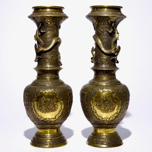 A pair of Japanese gilt brass vases with applied dragons, Meiji/Taisho, 19/20th C. — photo 3