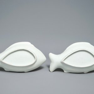 A pair of Japanese Hizen ware Kakiemon-style carp-shaped trays, Edo, 17th C. — photo 3