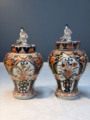 A pair of Japanese Imari baluster vases and covers on wooden stands, Edo, 18th C. — foto 1