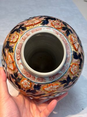 A pair of Japanese Imari baluster vases and covers on wooden stands, Edo, 18th C. — foto 13