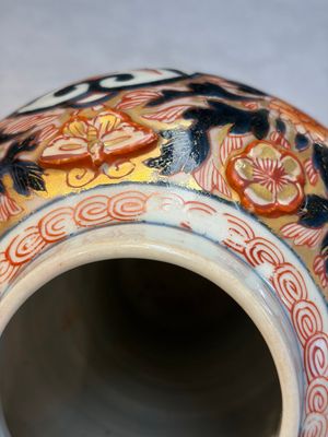 A pair of Japanese Imari baluster vases and covers on wooden stands, Edo, 18th C. — foto 15
