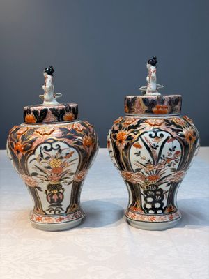A pair of Japanese Imari baluster vases and covers on wooden stands, Edo, 18th C. — foto 2