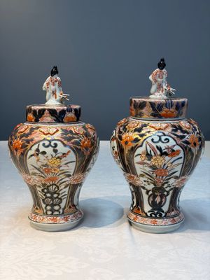 A pair of Japanese Imari baluster vases and covers on wooden stands, Edo, 18th C. — foto 3