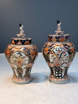 A pair of Japanese Imari baluster vases and covers on wooden stands, Edo, 18th C. — foto 4