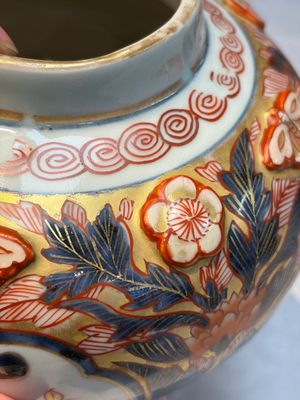 A pair of Japanese Imari baluster vases and covers on wooden stands, Edo, 18th C. — foto 8