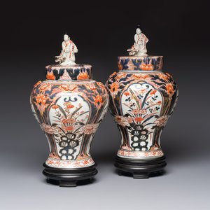 A pair of Japanese Imari baluster vases and covers on wooden stands, Edo, 18th C. — foto 1