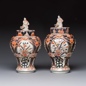 A pair of Japanese Imari baluster vases and covers on wooden stands, Edo, 18th C. — foto 2