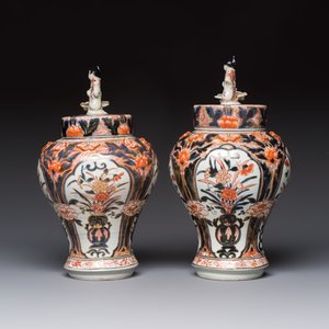 A pair of Japanese Imari baluster vases and covers on wooden stands, Edo, 18th C. — foto 3