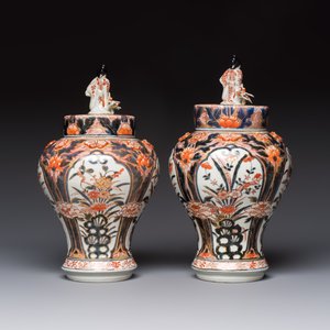 A pair of Japanese Imari baluster vases and covers on wooden stands, Edo, 18th C. — foto 4