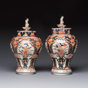 A pair of Japanese Imari baluster vases and covers on wooden stands, Edo, 18th C. — foto 5