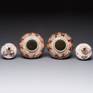 A pair of Japanese Imari baluster vases and covers on wooden stands, Edo, 18th C. — foto 6