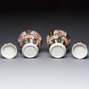 A pair of Japanese Imari baluster vases and covers on wooden stands, Edo, 18th C. — foto 7