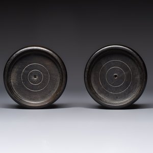 A pair of Japanese Imari baluster vases and covers on wooden stands, Edo, 18th C. — foto 8